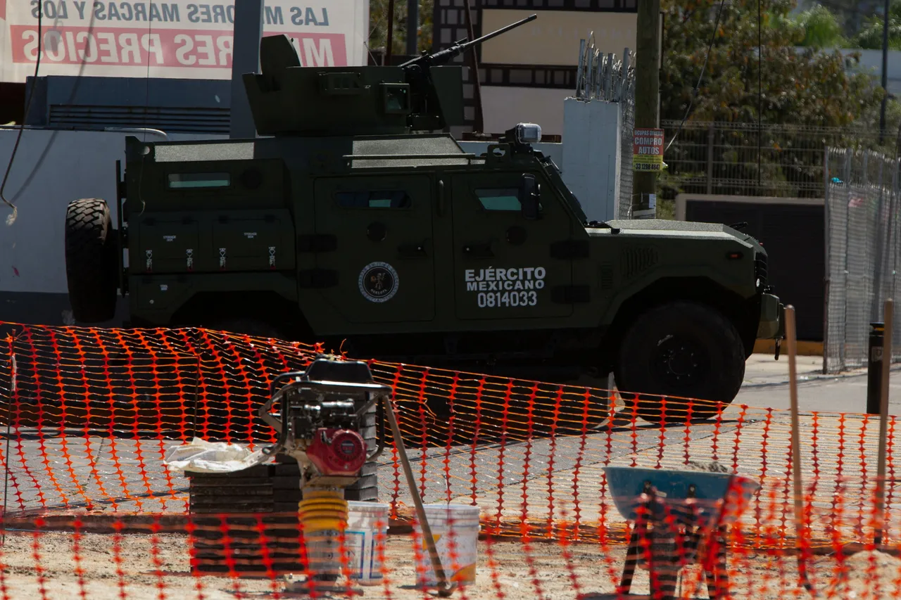 墨國政府派出武裝車輛在現場戒備。路透