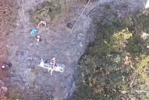 昨天氣候不佳，直升機無法前往，今晨趕到，將遺體吊掛下山。翻攝照片