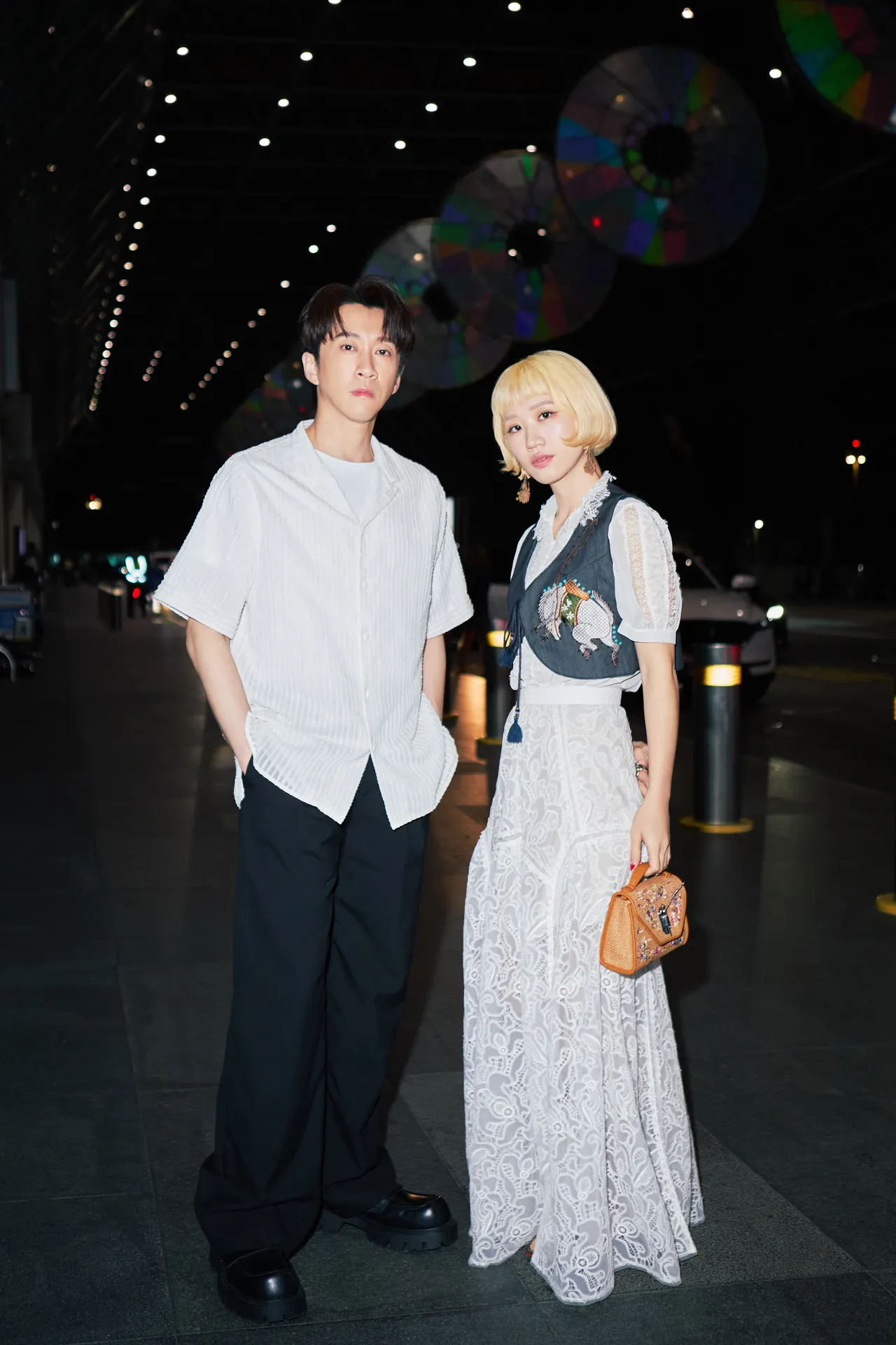 兩人身著夏姿2026春夏系列新裝。品牌提供