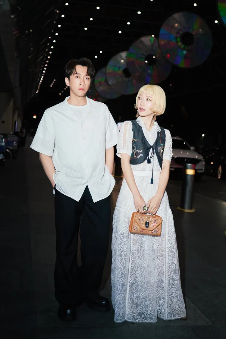 陳漢典（左）與Lulu（右）啟程前往巴黎時裝周。品牌提供