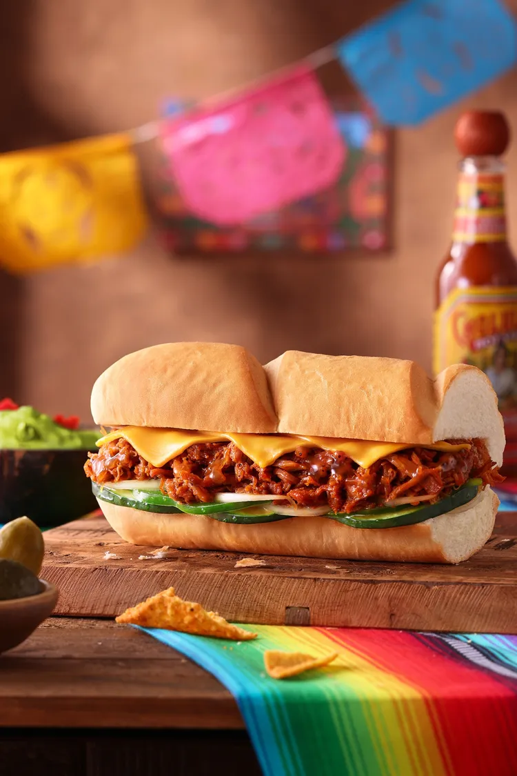 SUBWAY推薦選擇「白麵包」，搭配「甜蔥醬」提升清爽甜香，再加料「酪梨泥」增添滑順濃郁口感。業者提供