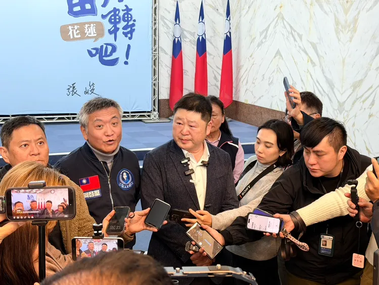 張峻宣布投入花蓮縣長選戰，媒體人何啟聖也力挺。張峻服務處提供