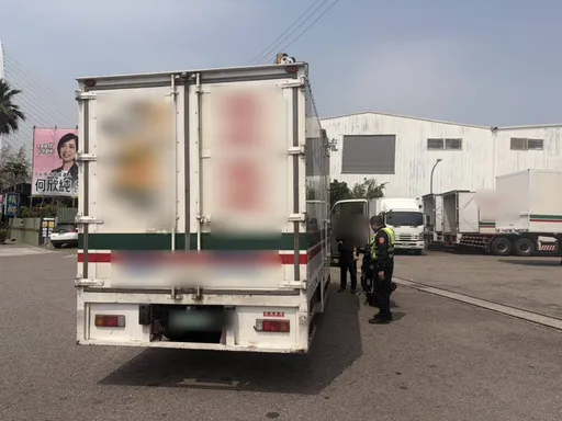 台中死亡車禍！大貨車公司前右轉　直行機車猛撞妙齡女騎士送醫不治