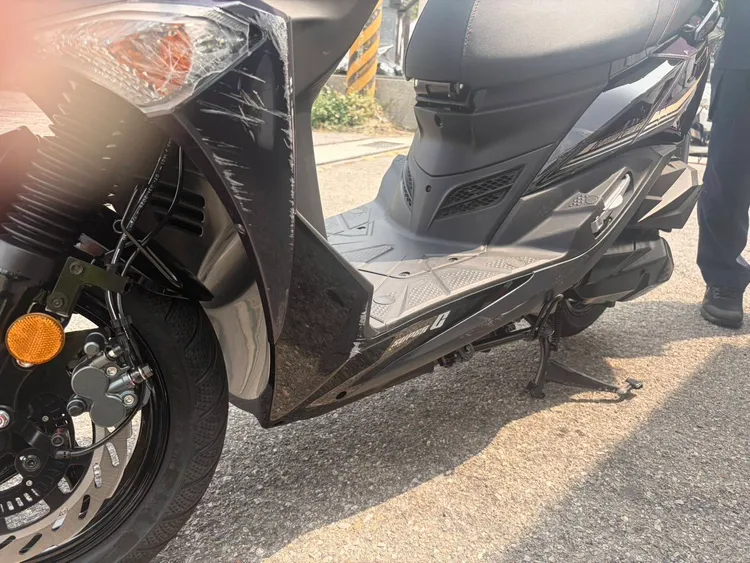 21歲郭姓女騎士倒地後捲入車底，身受重創送醫後仍回天乏術。民眾提供