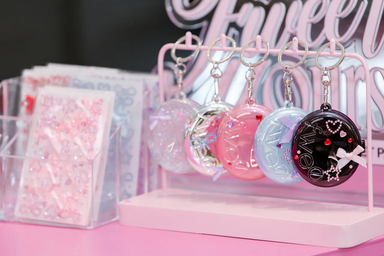 期間限定購買DIY調色盤即可至快閃貼紙區免費貼貼紙裝飾。品牌提供