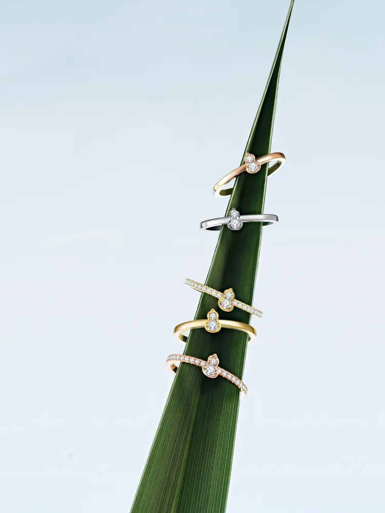 戒指提供光面或密鑲鑽石設計，搭配18K白金、黃金及玫瑰金3種金屬色調。品牌提供