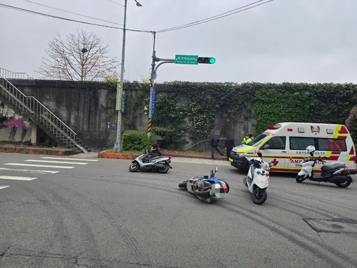 趕上班闖紅燈釀三車碰撞！板橋路口刻下恐怖煞車痕　2人送醫