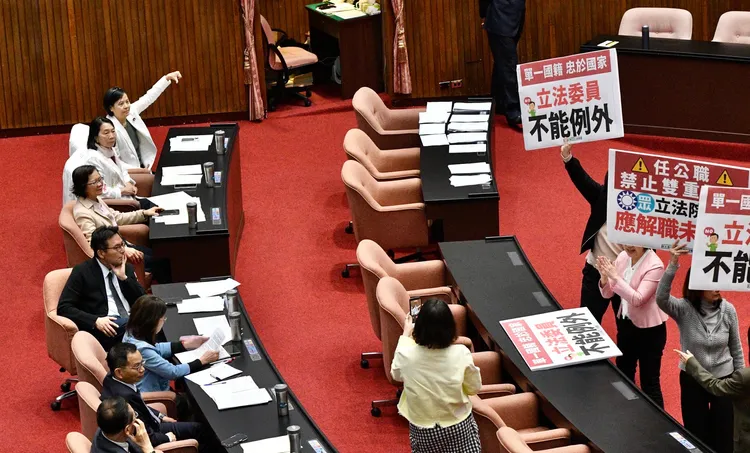 民眾黨立委李貞秀對民進黨立委黃捷比倒讚。莊宗達攝