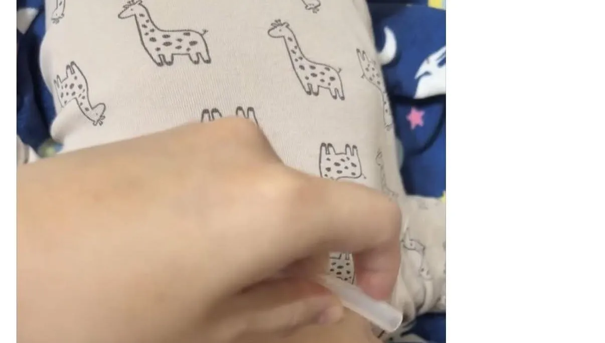 寶寶人生被地獄開局！媽給嬰吸氧氣「表情很舒服」   醫師：令人髮指