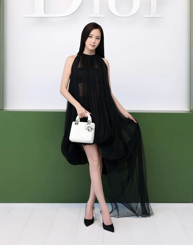 Dior品牌大使Jisoo優雅現身。品牌提供