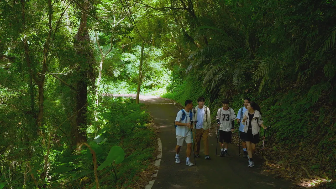 《細細山路私密達》小隊挑戰「出關古道」。客台提供