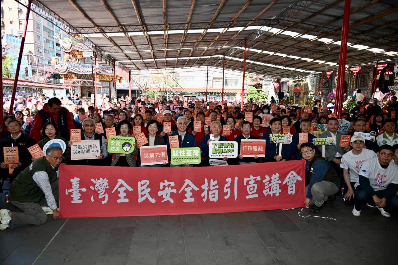 全民安全宣講新北登場 樹林濟安宮捐警車挺警政