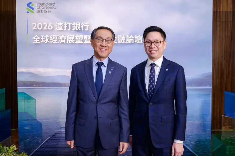 渣打集團大中華及北亞區首席經濟學家丁爽(左)、渣打集團大中華及北亞區資深經濟學家胡東安(右)分享全球暨台灣經濟展望。渣打銀行提供