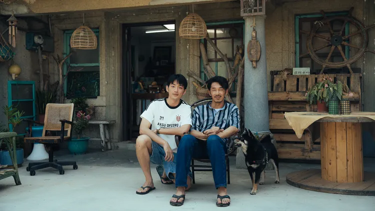 李李仁（右）與鍾岳軒飾演父子，有濃厚的親情對手戲。有意思國際傳媒、犢影制作提供