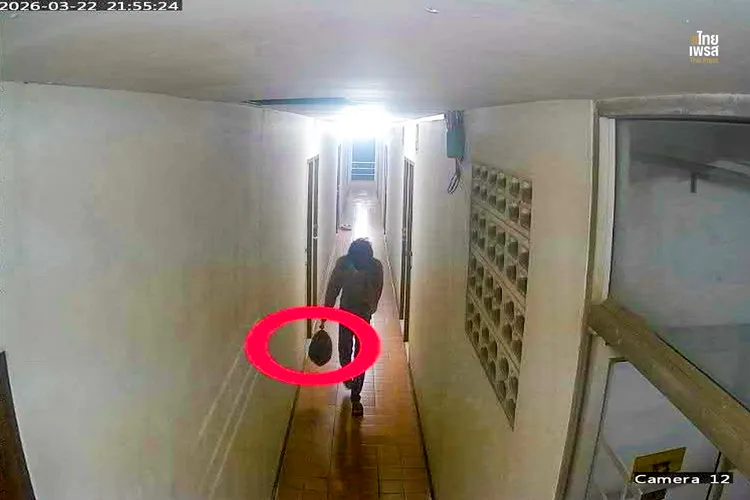 警方調閱監視器畫面發現，Tom曾提著沉重的黑色塑膠袋冷靜走出公寓，內部疑似就是死者頭顱。翻攝《THAI PRESS》粉專