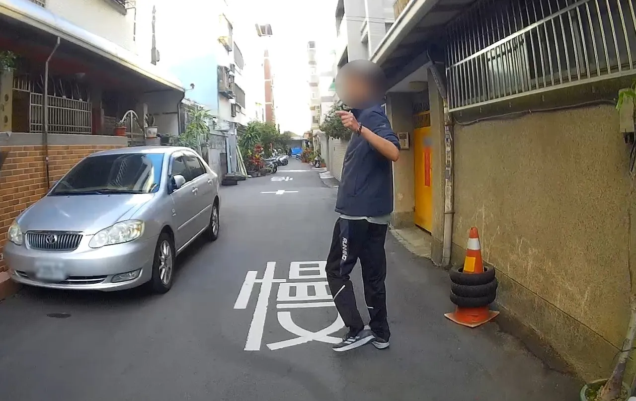 最後郭男終於放棄領款念頭。翻攝畫面