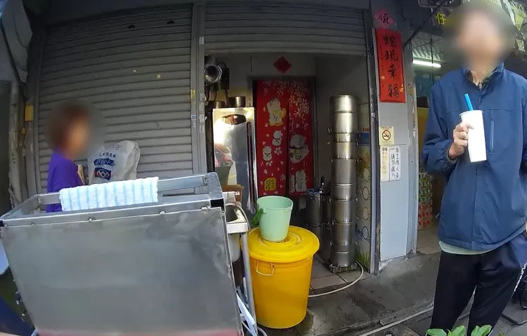 警方和店家一起關心疑似遭詐的郭男。翻攝畫面