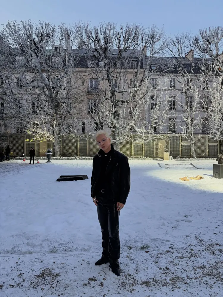 BIGBANG太陽的看秀造型，猶如「潮版黃仁勳」。翻攝IG