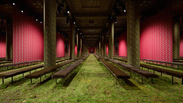 Miu Miu 2026秋冬秀場將宏偉的Palais d'Iéna宮殿魔法般地轉化為一片野生原始森林。品牌提供