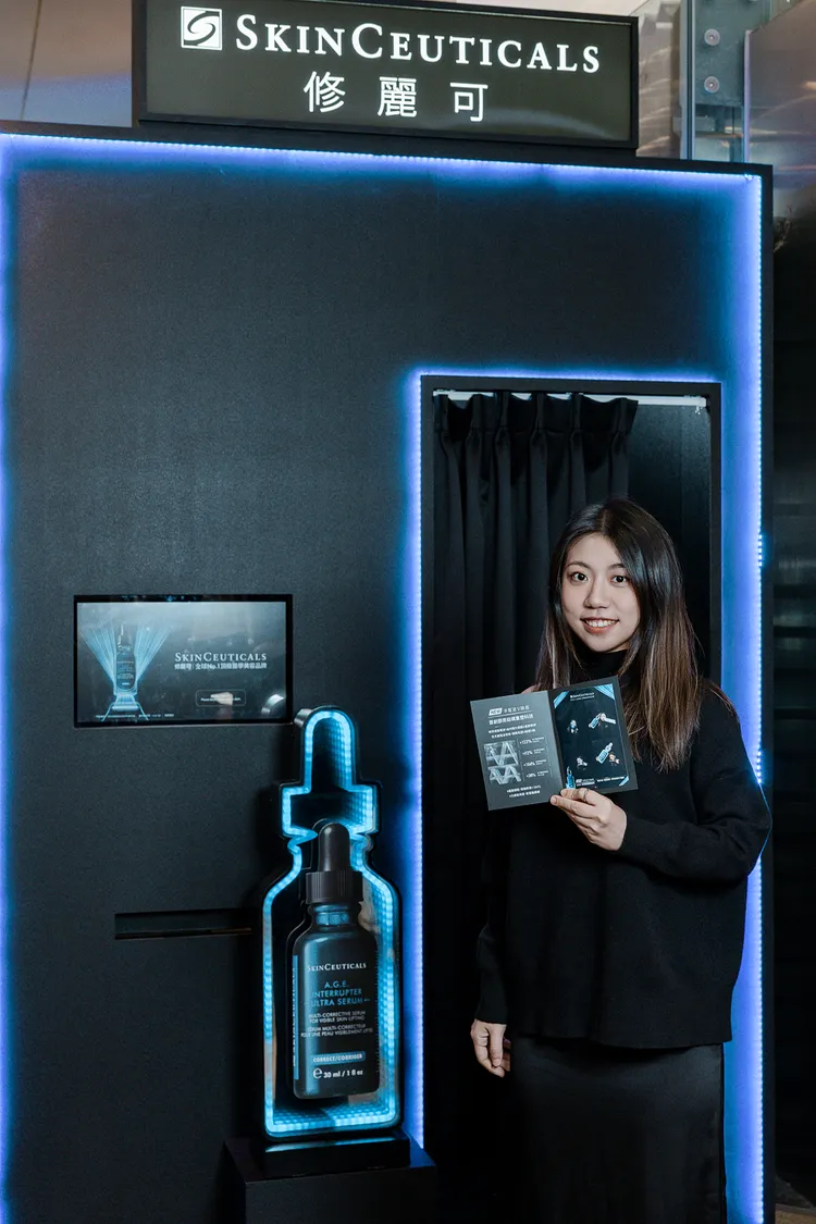 修麗可醫美級肌膚升級站V臉仰角拍貼機。品牌提供