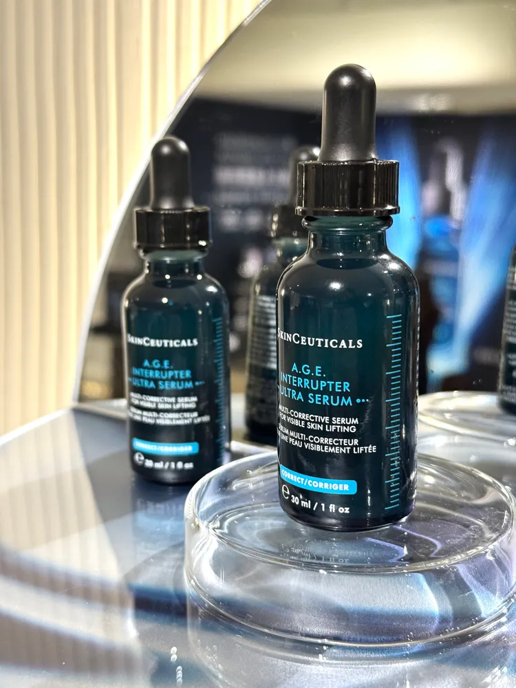 修麗可「電波V臉瓶」A.G.E.極效賦活緊緻精華，30m／5190元。張家玲攝