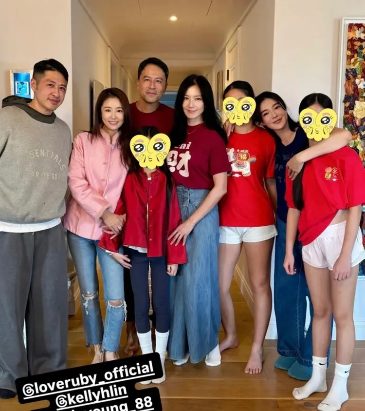 林心如與女兒（左二、三）到朋友家的拜年照曝光，女兒暴風抽高。翻攝微博