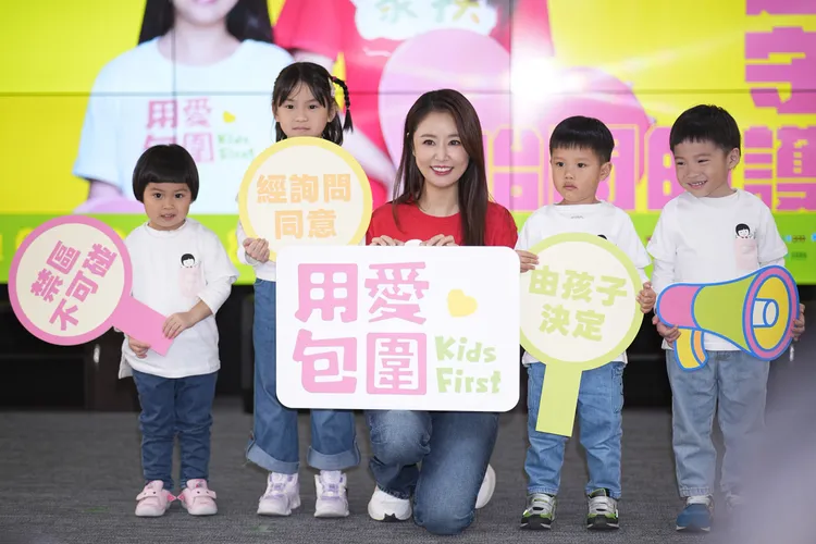 林心如與兒童們互動拍照。彭欣偉攝