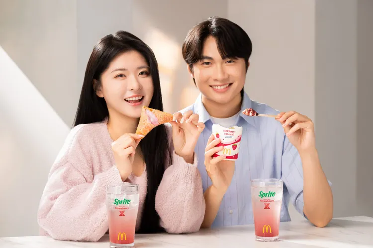 「OREO草莓冰炫風」與「草莓氣泡飲」同步回歸。麥當勞提供