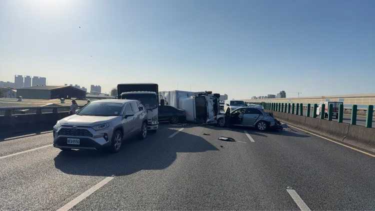 國道2號東向16.8公里處今下午近4時發生7車追撞，目前已知6輕傷。翻攝畫面