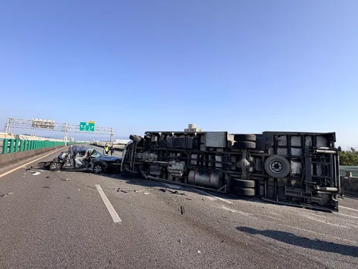 國道2號大湳交流道前7車追撞　已知6輕傷