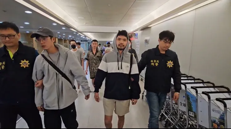 「晚安小雞」（右二）與「阿鬧」（左二）19日遣返回台，因另兩案遭通緝，下機即被逮補。翻攝畫面