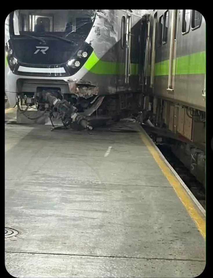 台鐵七堵調車場晚間發生出軌事故。翻攝自三鐵情報社：事故通報與鐵道事件分享