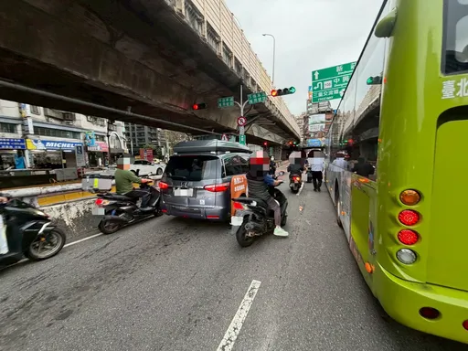驚險一瞬！機車鬼切車道遭公車下橋擦撞　2長腿女慘摔險被輾過