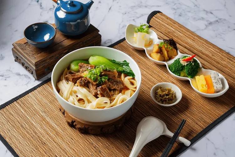 主廚嚴選美國上等牛肋，搭配醇厚精燉湯頭，每一口都是極致滋味，這碗麵為週日演唱會前最佳的體能應援。瀚寓酒店提供
