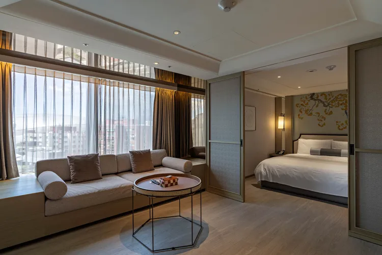 「新饗樂時機」指定入致菁英套房兩晚，就招待價值2280元+10% 的「紅樓雙人饗宴」。瀚寓酒店提供