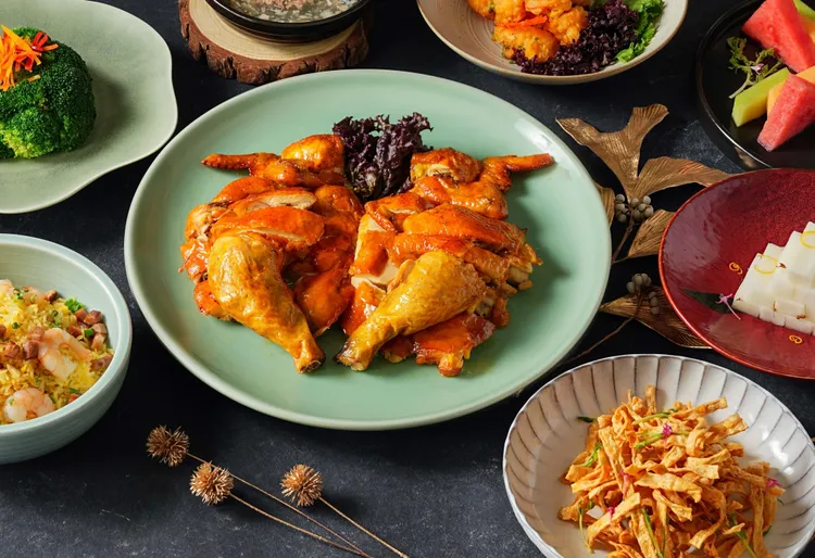 人氣「新饗樂時機」住房專案再進化，凡連住兩晚菁英套房，即享皮酥肉嫩的「蒜香脆皮雞雙人套餐」。瀚寓酒店提供