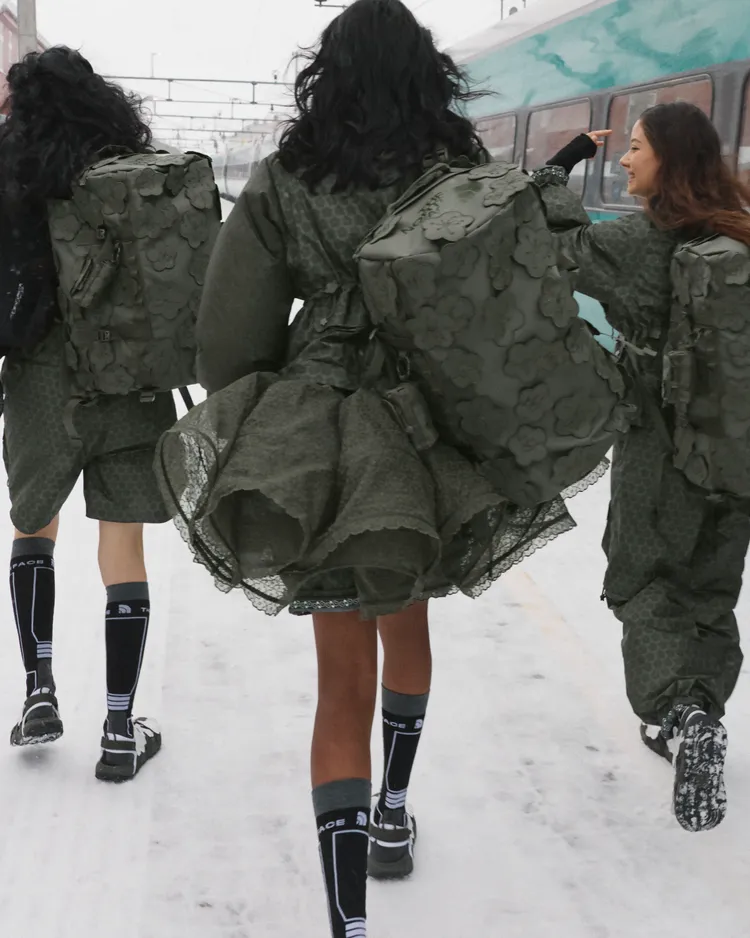 Cecilie Bahnsen花的卉元素與輕盈飄逸廓形，讓戶外機能服更夢幻。品牌提供