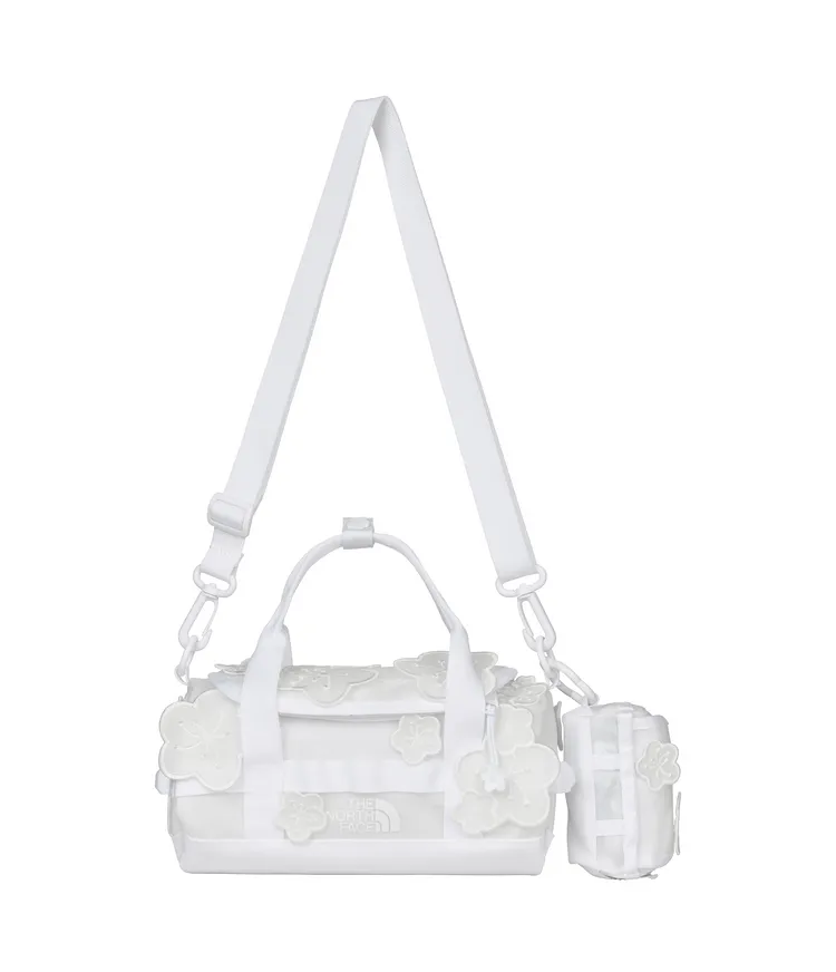 The North Face x Cecilie Bahnsen聯名系列Maria Base Camp半透明迷你斜挎包，1萬380元。品牌提供