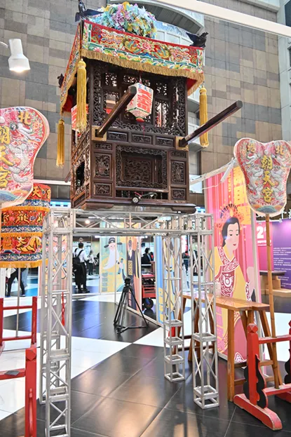 「鑽轎底」祈福活動搬至現場，並考量不同族群的參與需求，將媽祖鑾座特意架高1.5公尺。唐氏症基金會提供