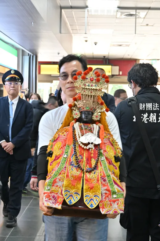 唐氏症基金會董事長林正俠恭迎北港朝天宮媽祖。唐氏症基金會提供