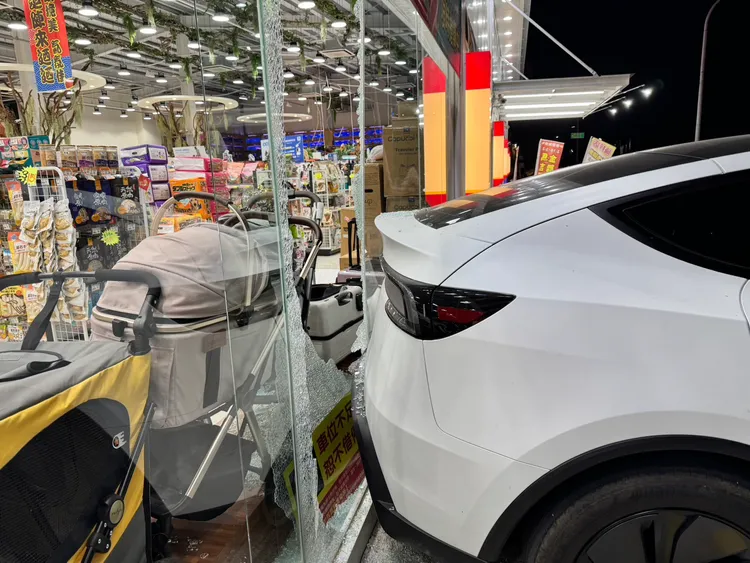 小客車撞破賣場玻璃。翻攝畫面