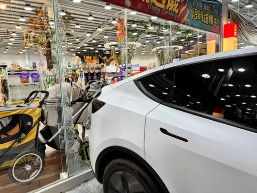 一時不慎還是學藝不精？匡郎一聲　駕駛倒車入庫撞破買場2大片玻璃