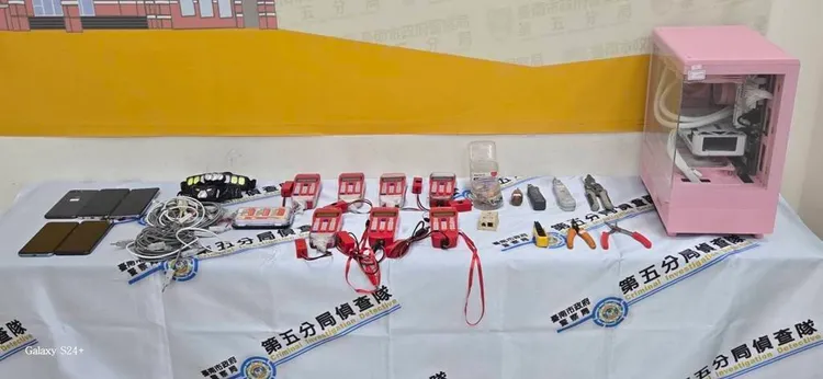 警方起獲手機5支、電腦主機1部、查線機7支、網路線1批及安非他命違禁物等。翻攝畫面