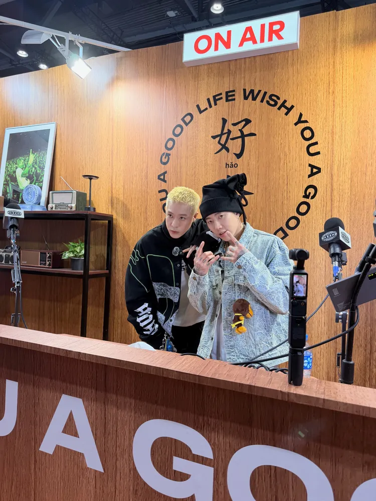 周湯豪與好友韓國嘻哈天王 Jay Park朴宰範同框。環球音樂提供