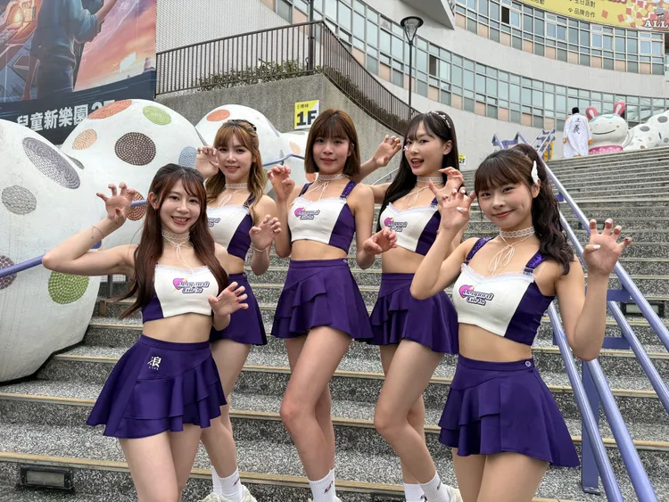 TPBL台啤永豐桃園雲豹啦啦隊「電豹女」Yuki（左起）、草莓、語萱、奶糖、仔仔等，出席台北海洋科技大學60週年校慶活動。台北海洋科技大學提供