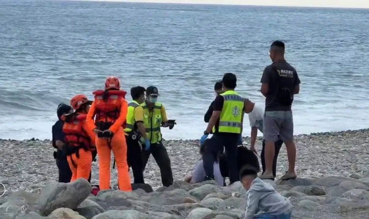 婦人落海後被民眾救起。翻攝畫面