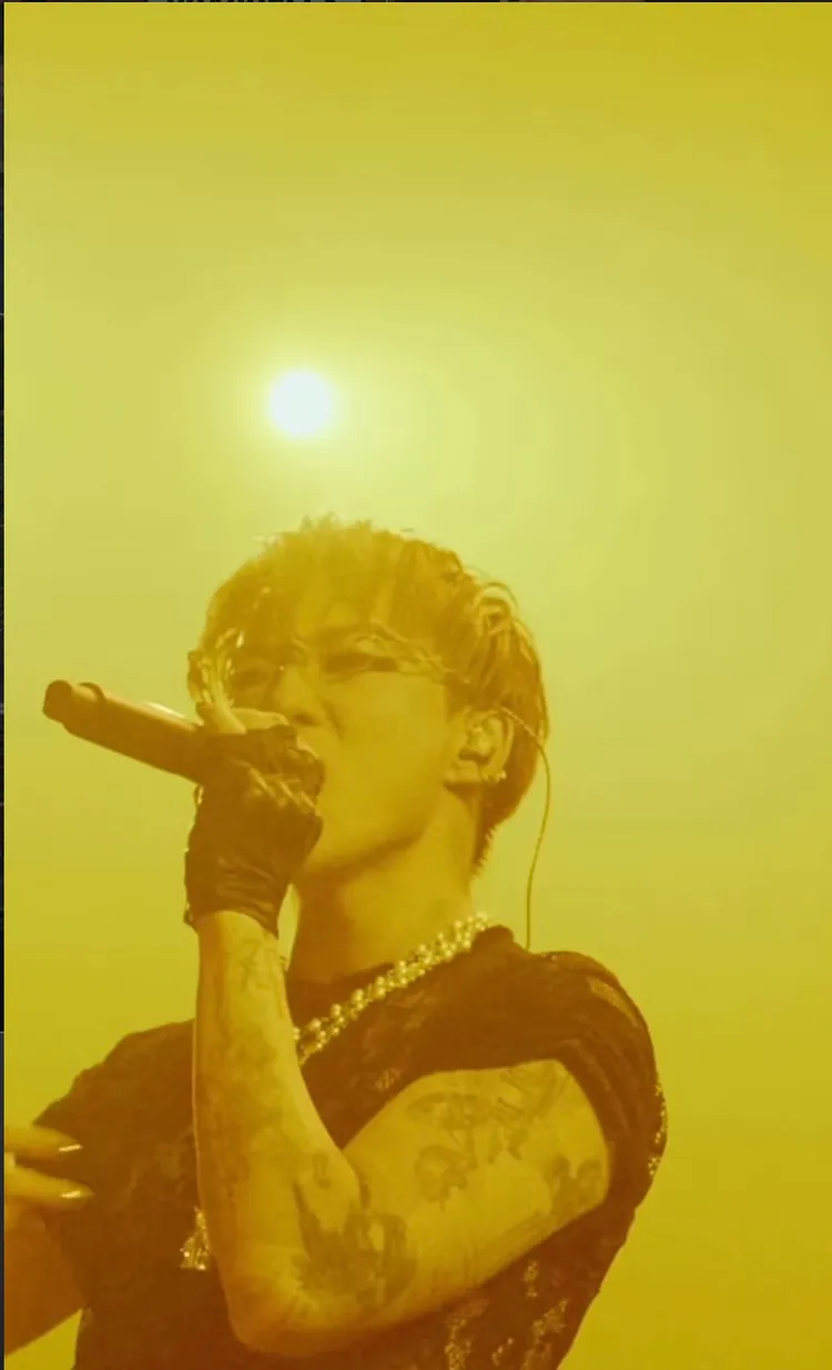 ØZI以融合R&B與嘻哈的音樂風格登台演出，預計帶來經典作品與全新單曲首演。翻攝自ØZI IG