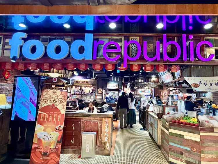 遠百過年期間尤以餐飲等業種明顯成長。板橋大遠百美食街示意圖，莊偉祺攝