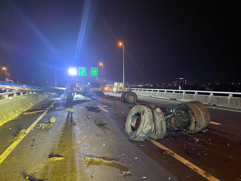 國道恐怖車禍!聯結車頭「墜橋」波及4車 駕駛噴飛1死1傷
