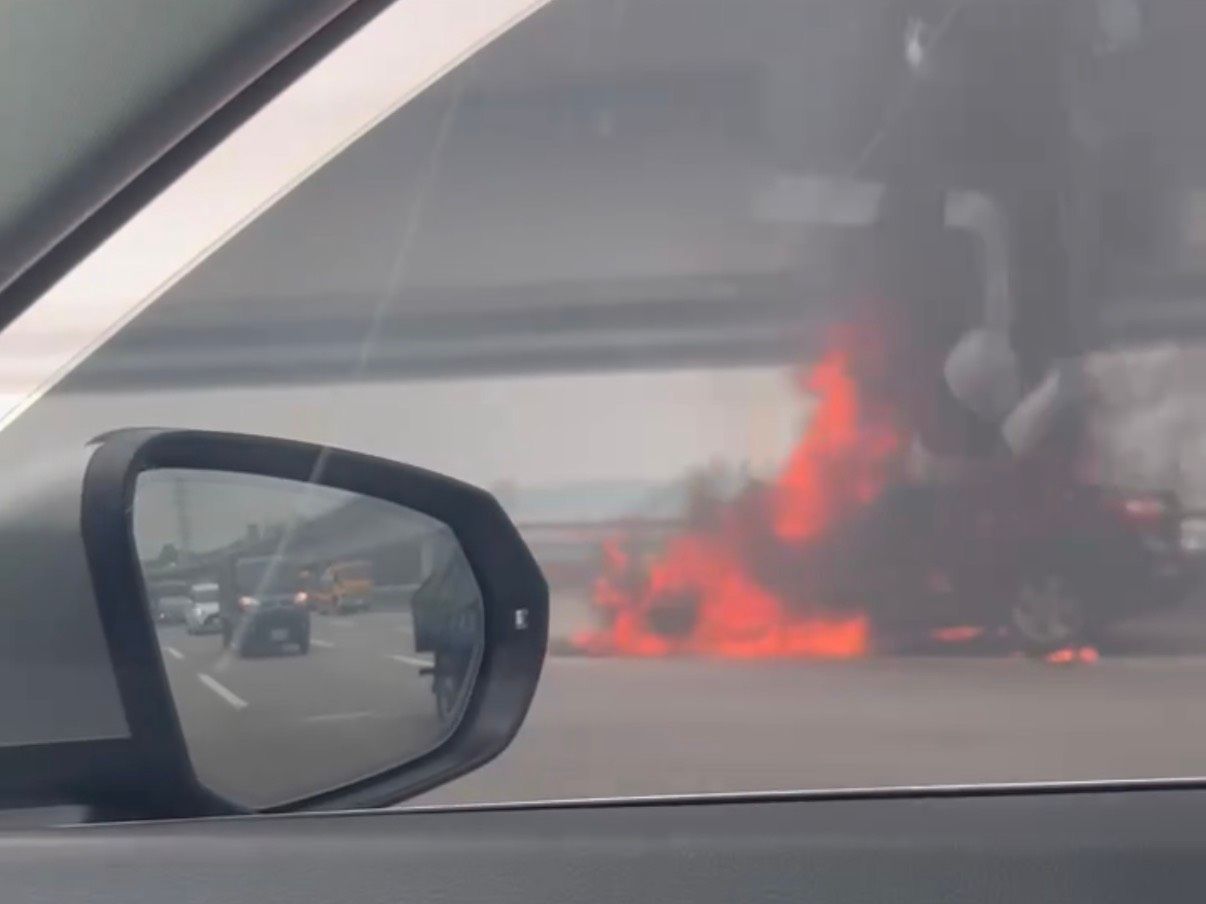 國1南下驚傳火燒車!烈焰吞噬小客車竄黑煙 3人險境逃命
